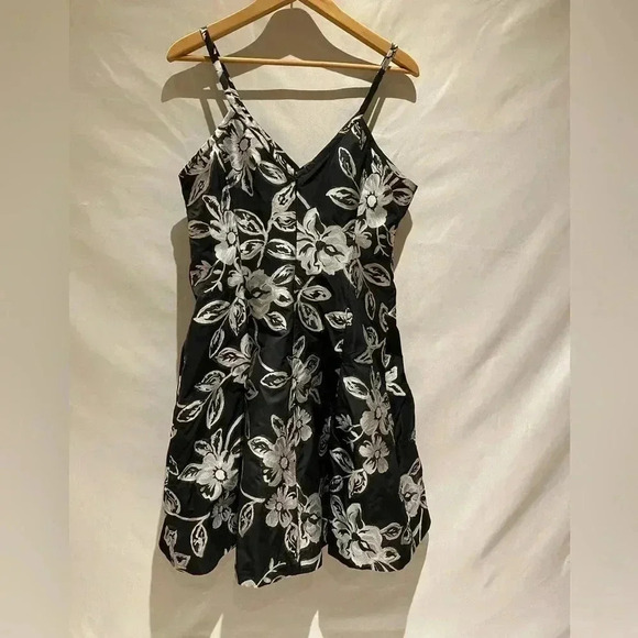 Banana Republic Monogram Floral Jacquard Fit-and-Flare Dress, size 12 - Picture 2 of 8